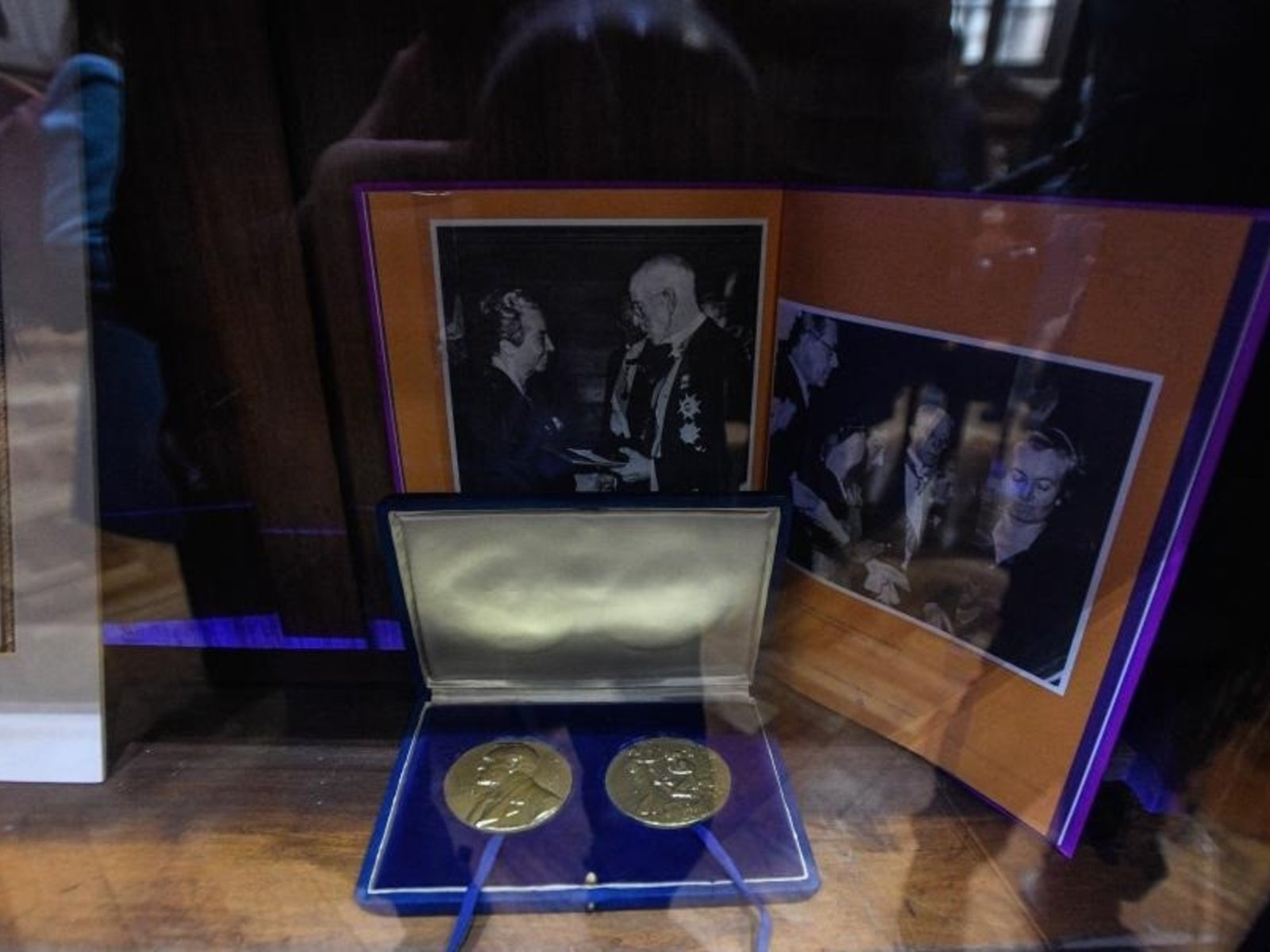 La Biblioteca Nacional de Chile custodia una “cápsula del tiempo” con manuscritos de Gabriela Mistral