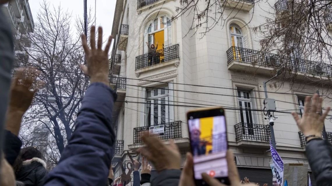 La Policía de la Ciudad montó un nuevo operativo para bajar los carteles en apoyo a Cristina Kirchner frente a su casa