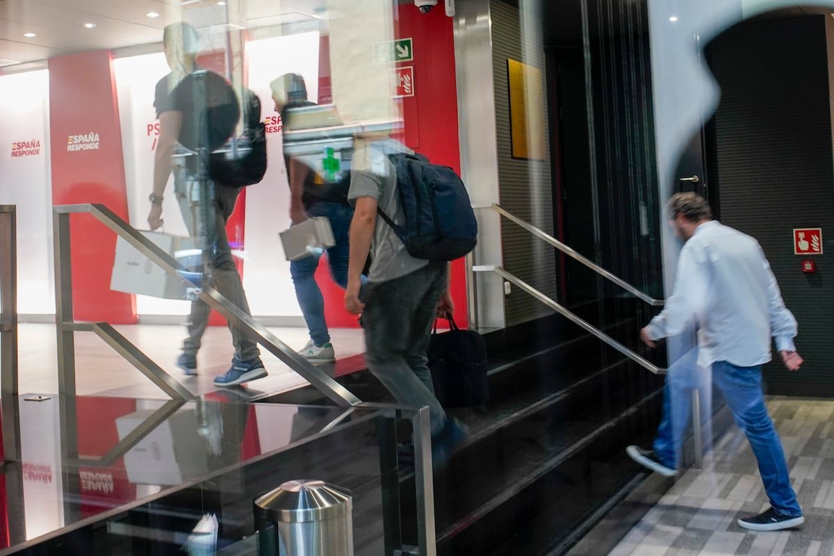 La UCO entra en Ferraz y en el Ministerio de Transportes para clonar los correos electrónicos de Cerdán y Ábalos | España