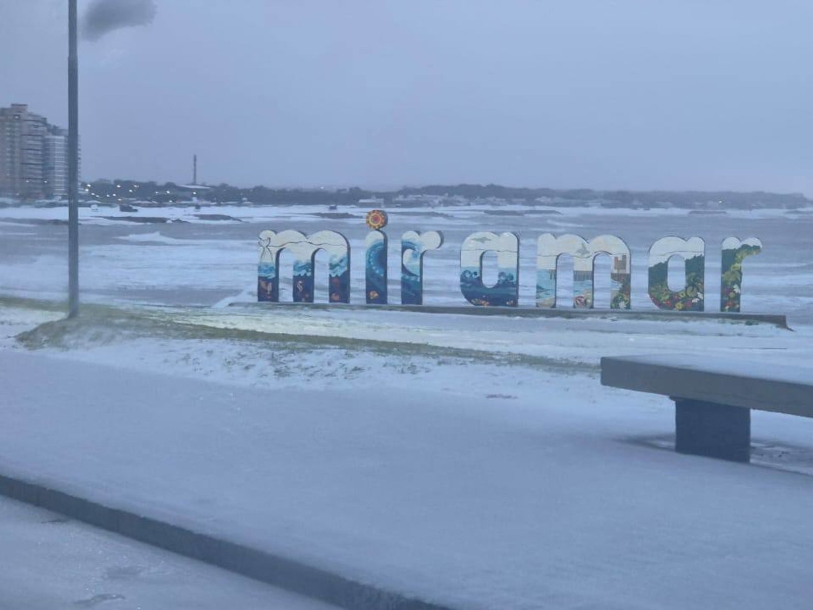 Las playas de Miramar se llenaron de nieve y no descartan que también pase en Mar del Plata