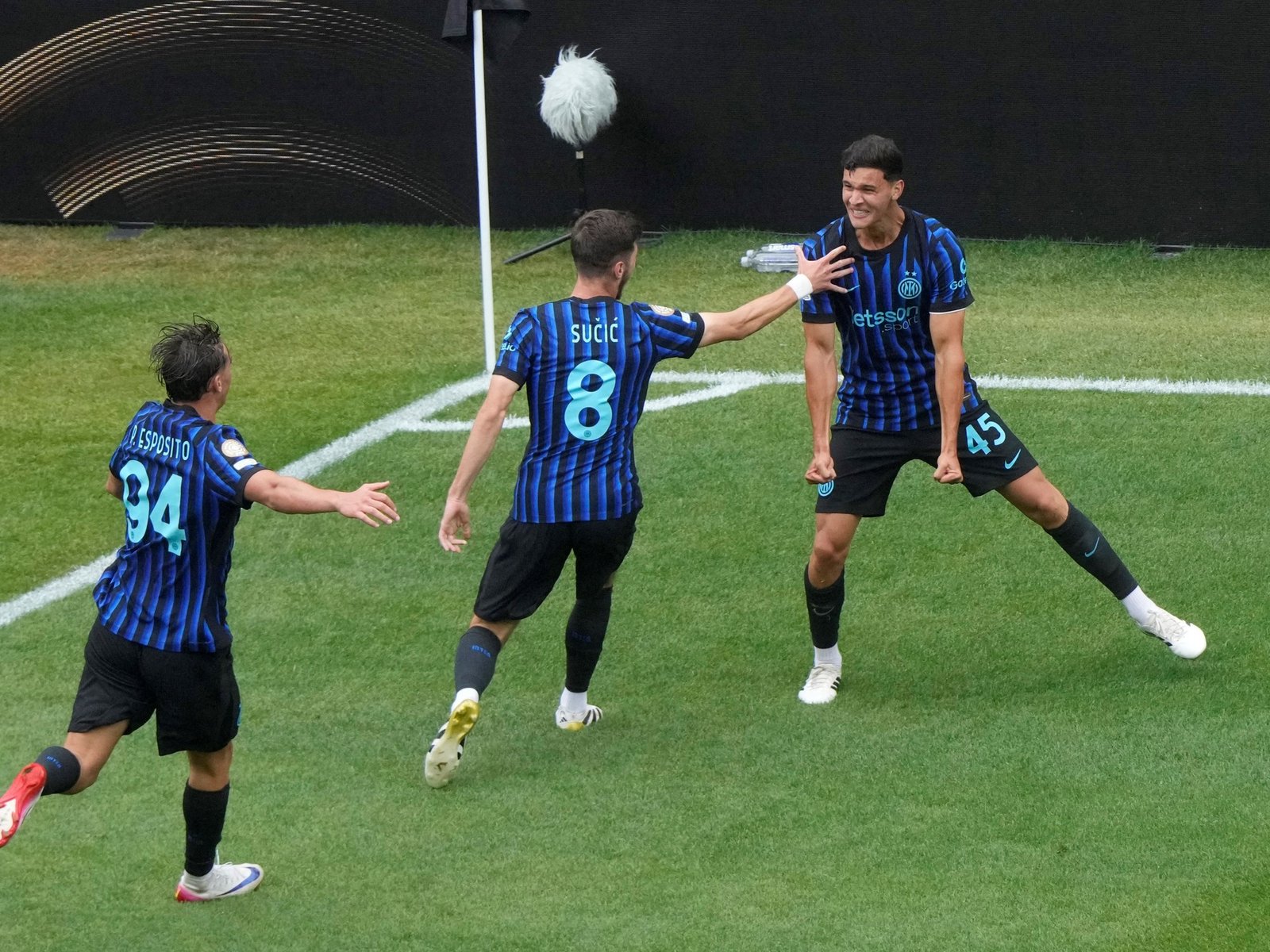 Lautaro Martínez y Valentín Carboni aparecieron sobre el final para que un pálido Inter de Milán remontara la cuesta ante Urawa Red Diamonds