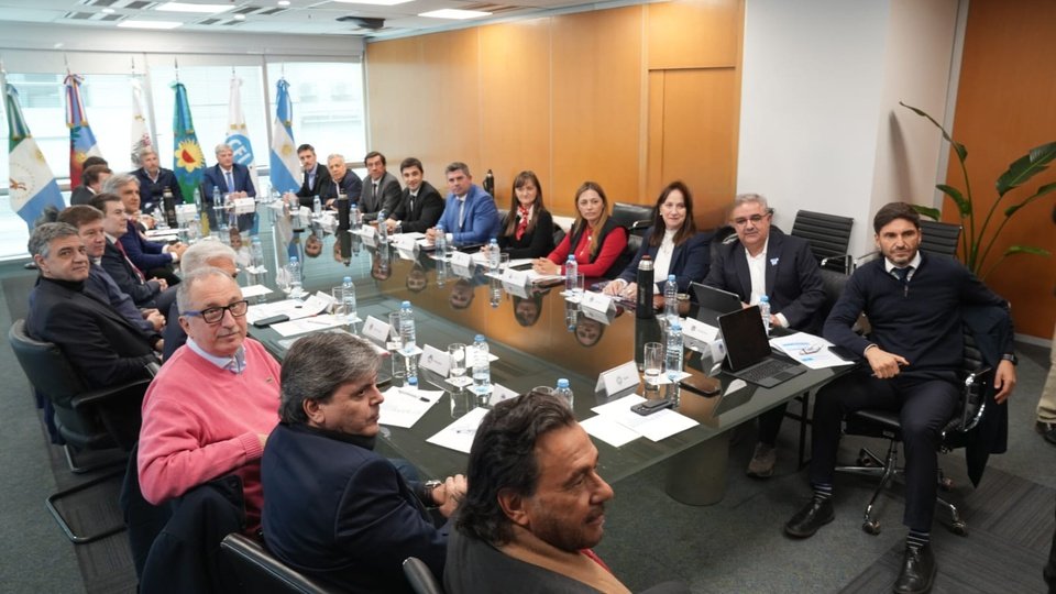 Lejos de un acuerdo con la Rosada, los gobernadores impulsan su propia agenda en búsqueda de fondos | Proponen un proyecto de ley para repartir a las provincias el impuesto al combustible