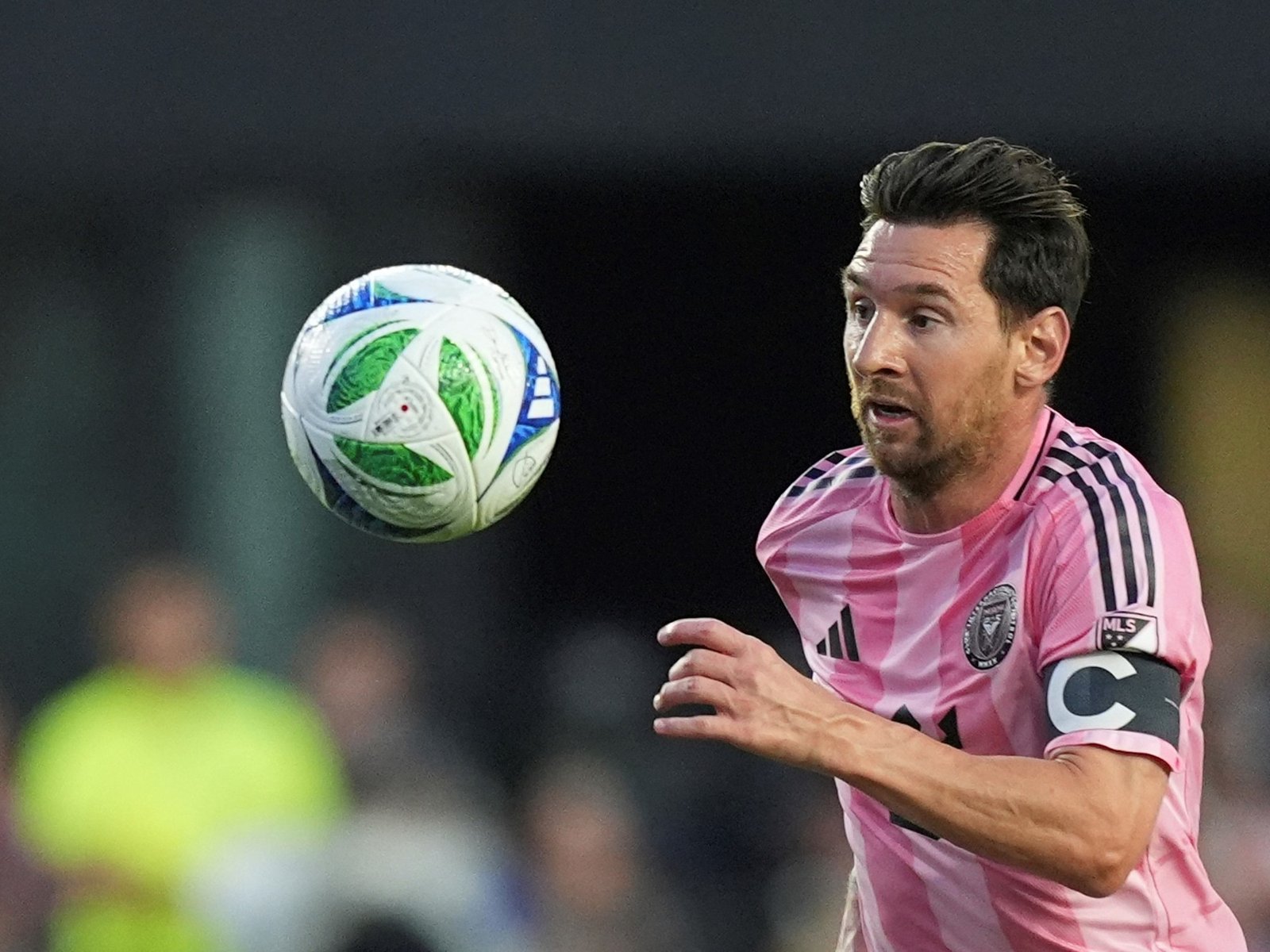 Leo regaló otro doblete y llega afilado a la Selección