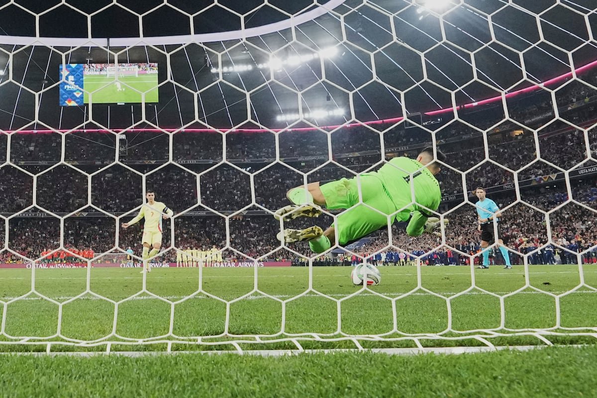Diogo Costa detiene el penalti de Álvaro Morata este domingo.