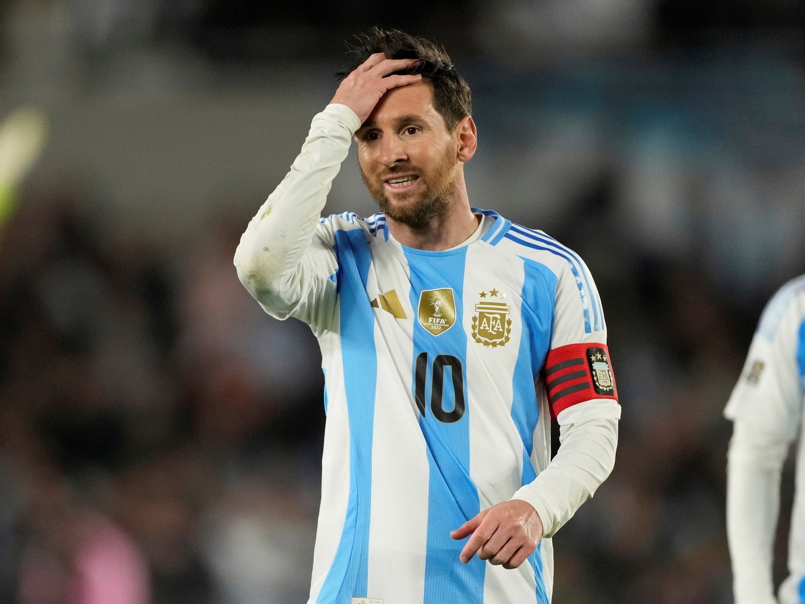 Lionel Messi volvió a jugar en casa, recibió el cariño de la gente y sólo le faltó el gol para estirar un récord y buscar otro