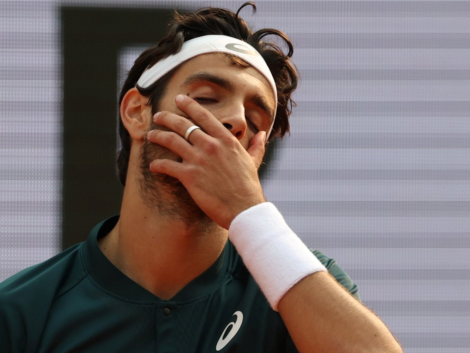 Lorenzo Musetti le pegó un pelotazo a una jueza de línea, zafó de ser descalificado y luego avanzó a semifinales