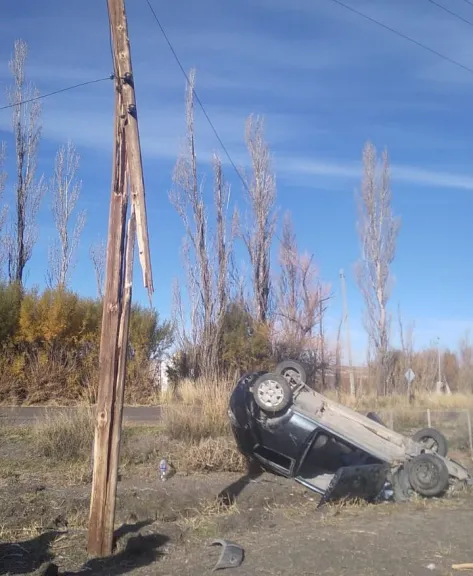 Madre e hija al hospital tras espectacular vuelco en la zona de chacras cercana a Trelew