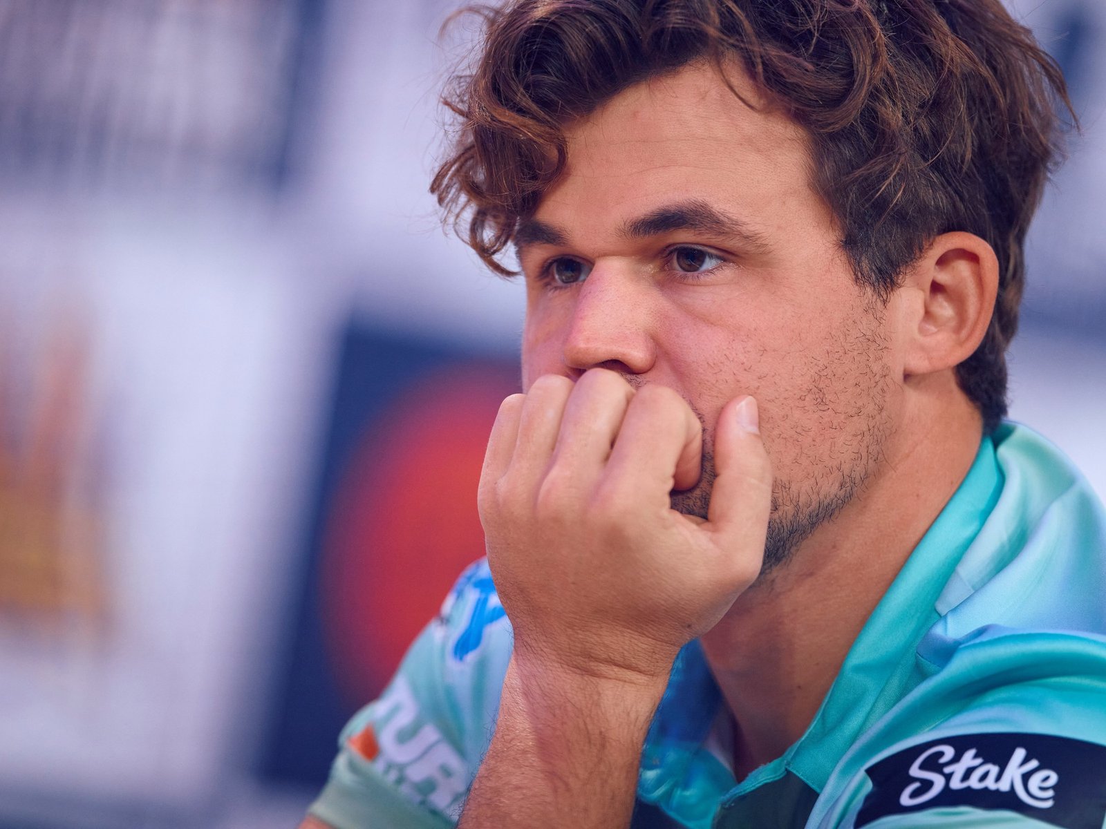 Magnus Carlsen tuvo un ataque de ira tras perder una partida increíble contra Gukesh Dommaraju