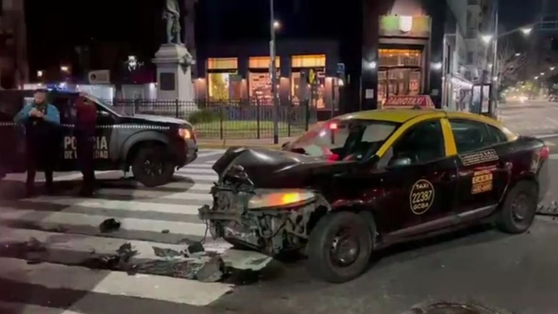 Manejaba borracho a contramano por Avenida Córdoba, chocó a un taxi y terminó incrustado