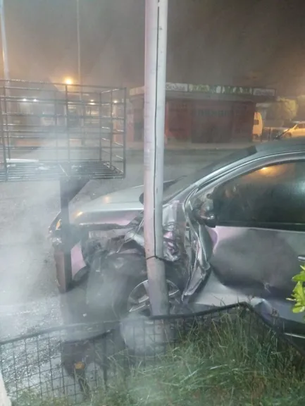 Manejaba borracho, chocó un auto estacionado y terminó contra un poste