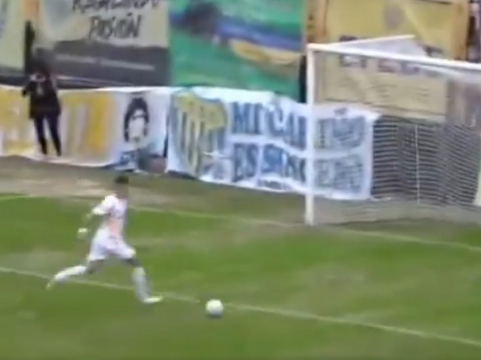 Mauro Schönfeld metió un gol sin arquero "canchereando" y el partido terminó a las piñas