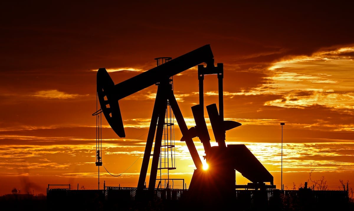 Máxima tensión en los mercados tras el ataque de EE UU a Irán: el bloqueo del Estrecho de Ormuz puede llevar el petróleo más allá de los 100 dólares | Economía