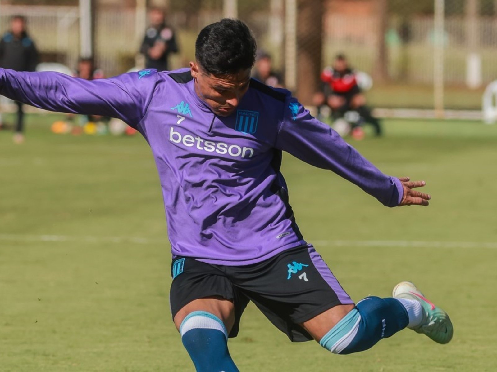 Maximiliano Salas jugó un amistoso con Racing, pero ya avisó que no renovará su contrato a la espera de River