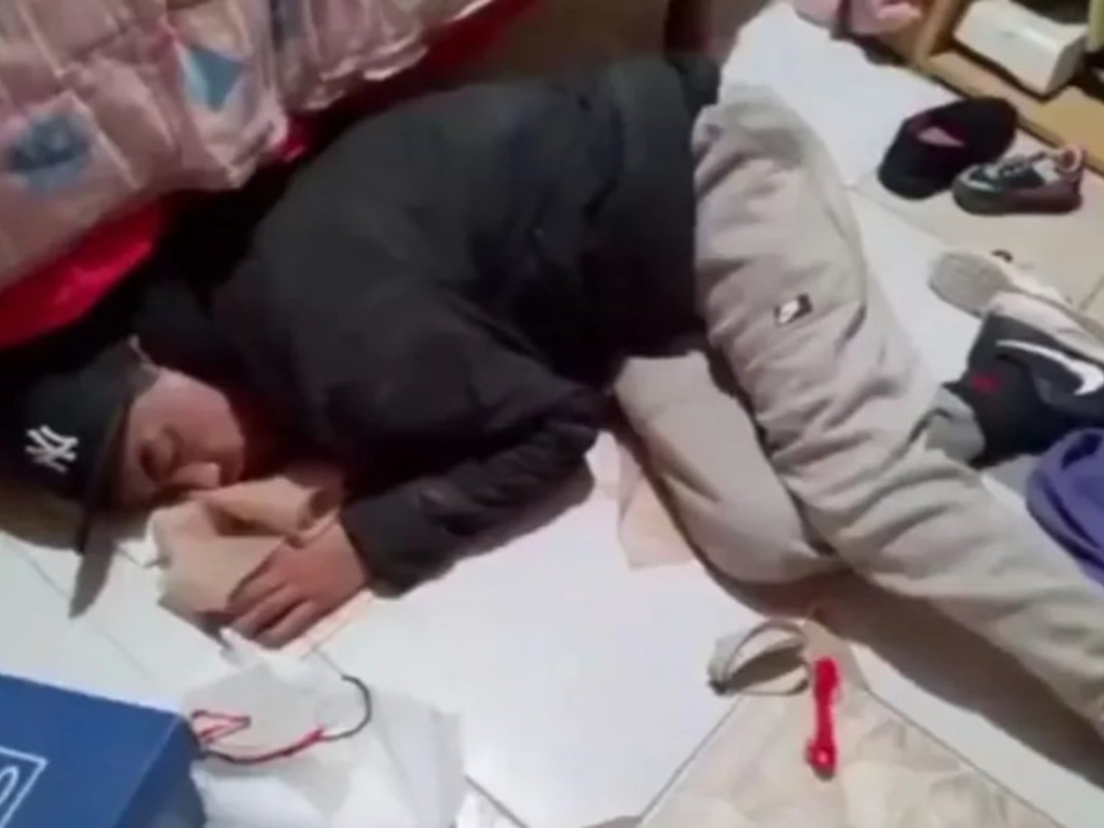 "Me dieron vuelta la casa y el señor se quedó dormido"