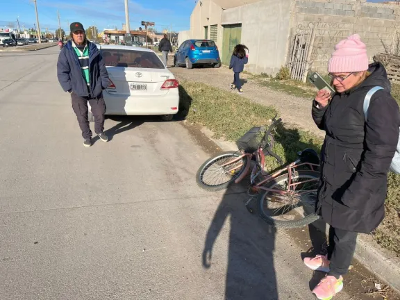 Mujer al hospital tras fuerte choque en bicicleta contra un auto en esquina del sur de Trelew