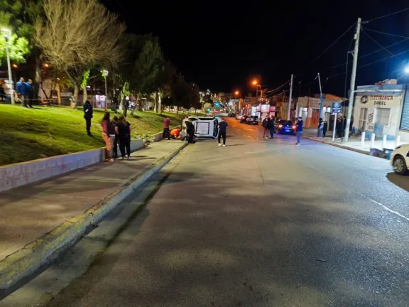 Mujer salió despedida tras violento choque y vuelco en la zona sur de Comodoro