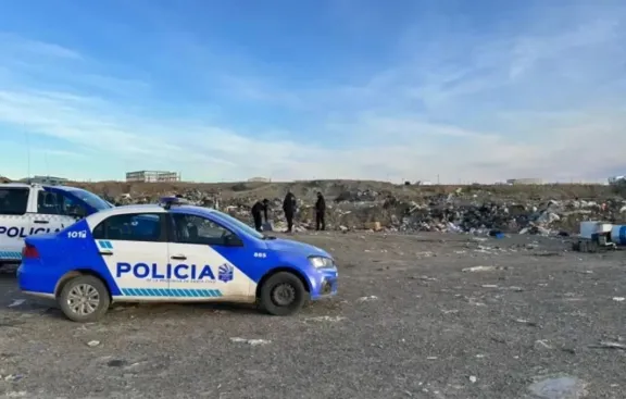 Murió por asfixia e hipotermia el bebé encontrado en una bolsa en basural de Caleta Olivia