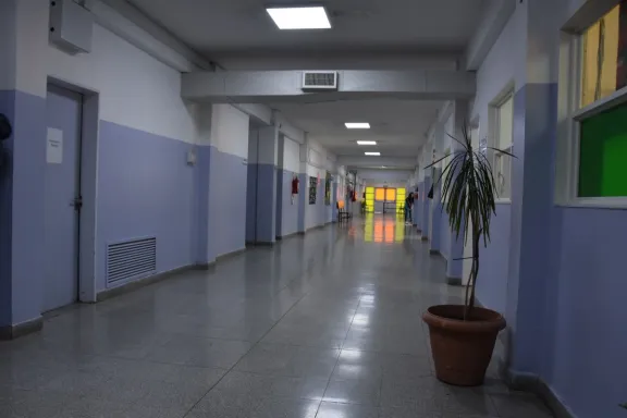 Padres de estudiantes de la Escuela N.º 745 exigen respuestas dado que las amenazas persisten