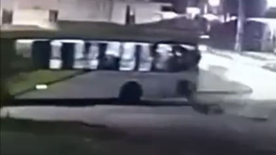 Pasajero iba dormido en el colectivo, el chofer dobló, salió despedido por la ventanilla y cayó al asfalto