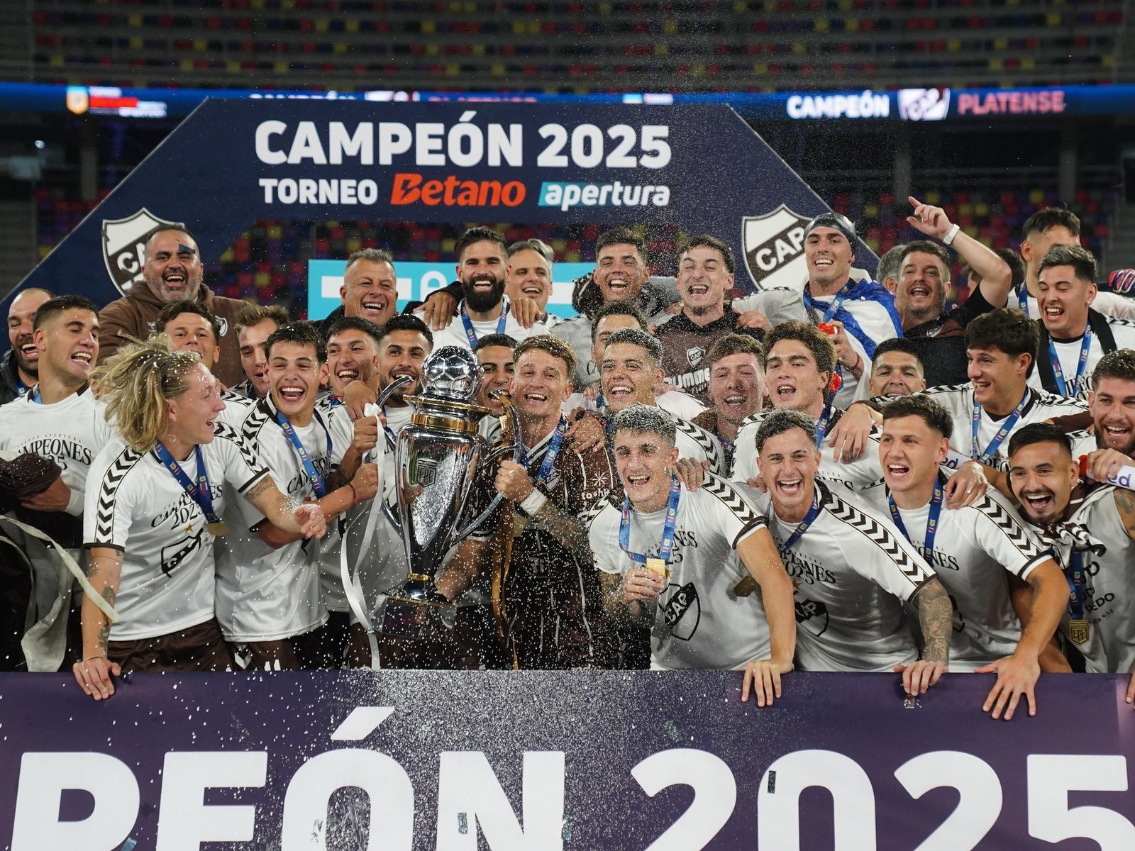 Platense viajó a Santiago decidido a ser campeón, se comió a otro grande y consiguió lejos de su casa lo que nunca había logrado en 120 años