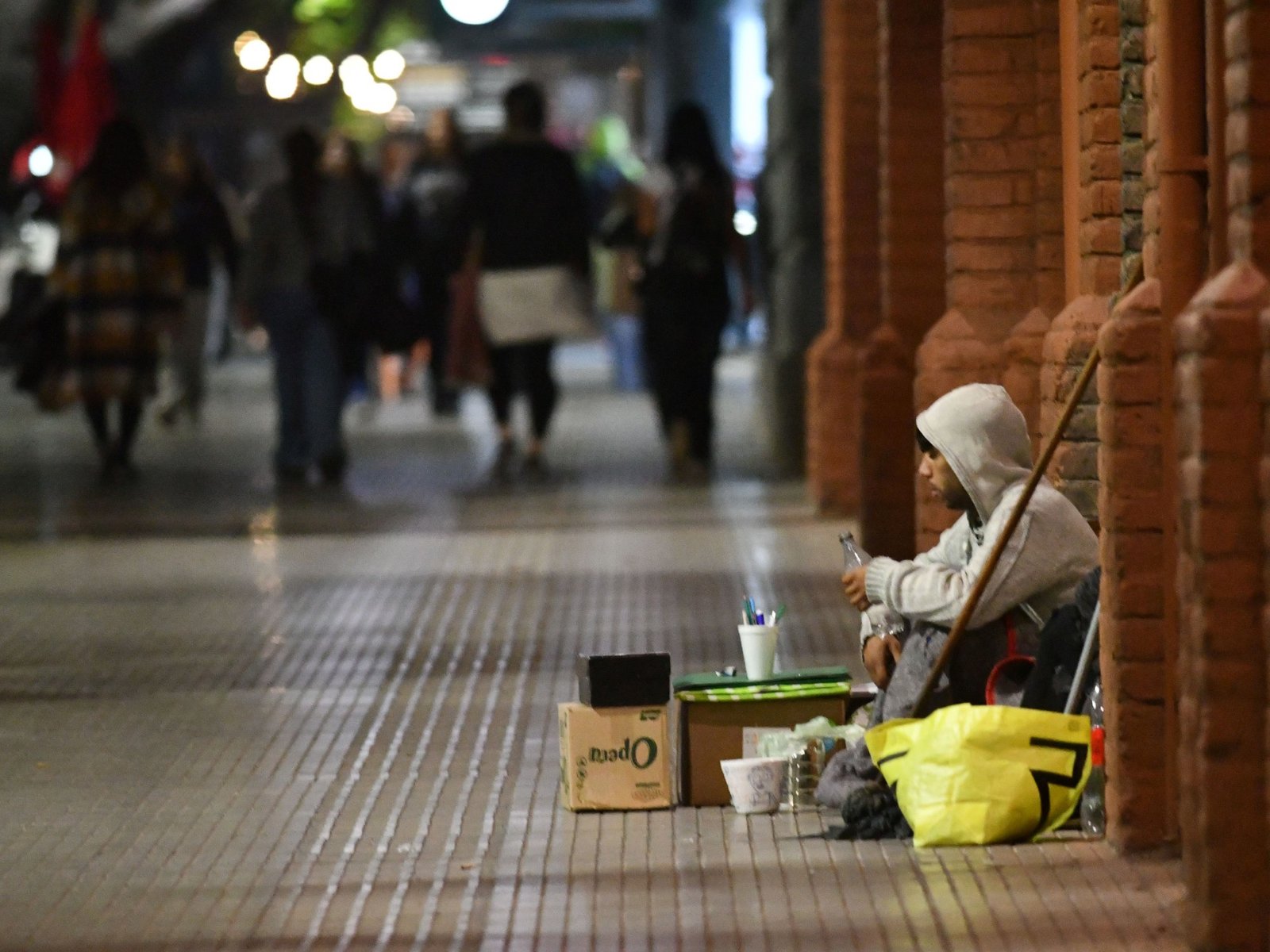 Por decreto, el Gobierno oficializó la decisión de deslindar en las provincias la asistencia de las personas en situación de calle y el acceso a la vivienda
