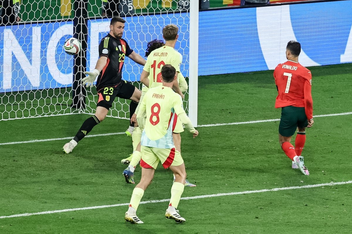 Cristiano Ronaldo anota el segundo gol de Portugal este domingo.