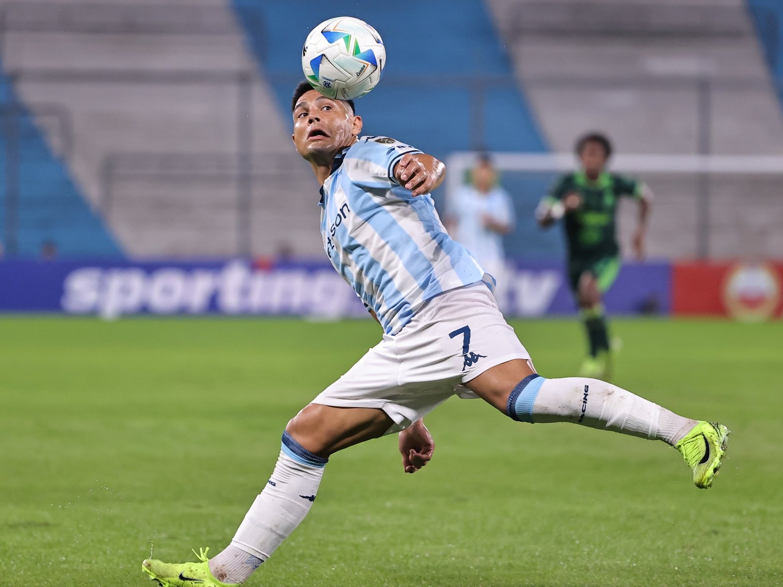 Racing no lo quiere vender y le ofrecerán una mejora salarial para evitar que River se lo lleve la cláusula de rescisión