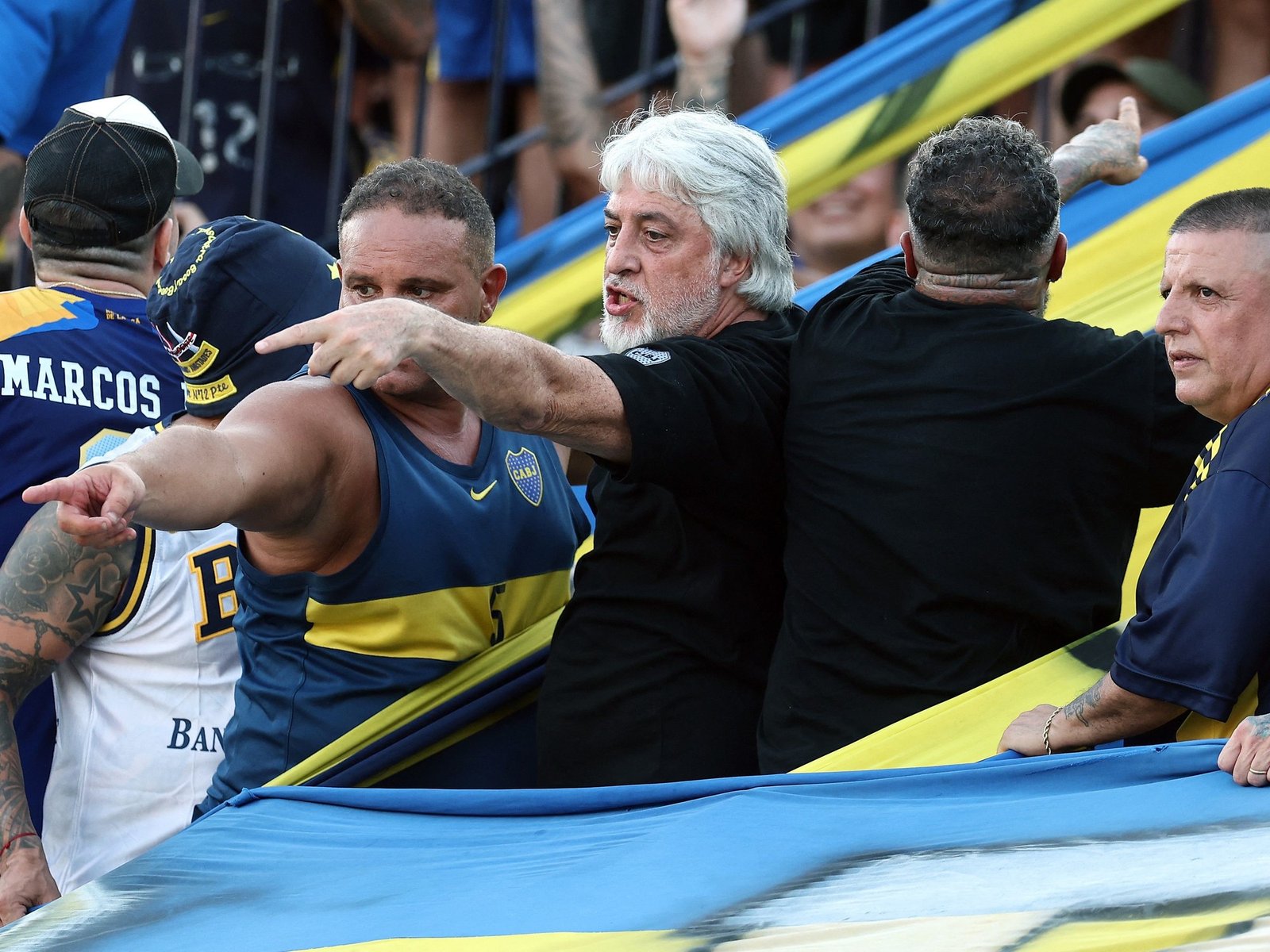 Rafa Di Zeo, el jefe de la barra brava de Boca, quiere irse a vivir a un exclusivo country pero los propietarios juntan firmas para evitar la mudanza