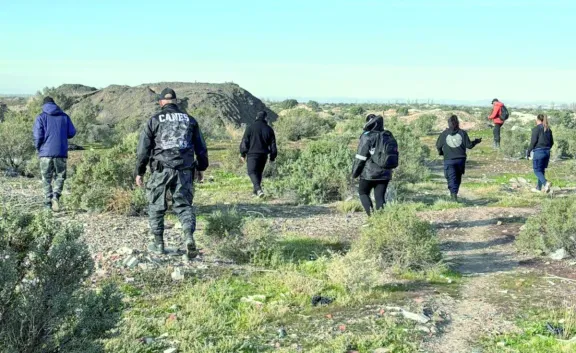Rastrean con perros buscadores de cadáveres al joven de Gaiman desaparecido hace más de un mes