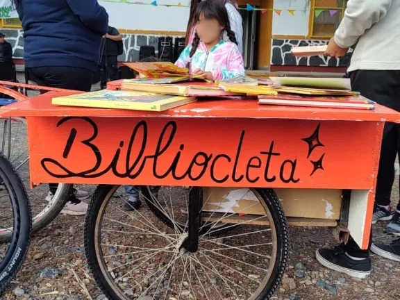Robaron la “Bibliocleta”, el proyecto cultural con el que Daniel Necul lleva libros a vecinales