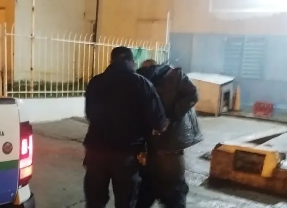 Robó una mochila del interior de un auto pero fue atrapado por familiares de la víctima