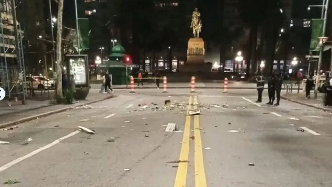 Se atrincheró en un apartamento del piso 16 y arrojó muebles