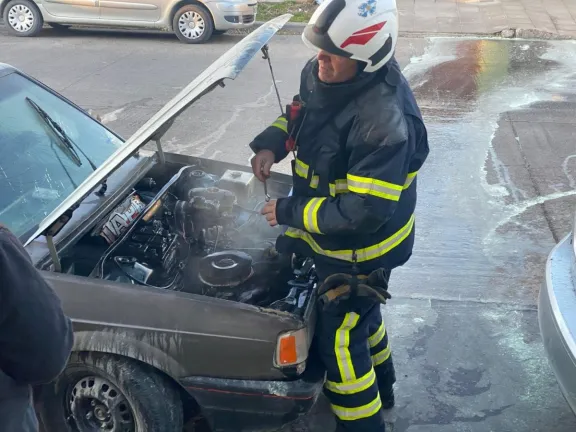 Se incendió un auto frente a Zoonosis y sus ocupantes lograron escapar ilesas