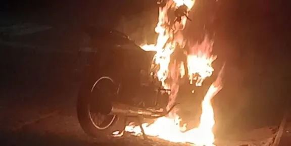 Se incendió una moto durante la madrugada: sospechan que fue intencional