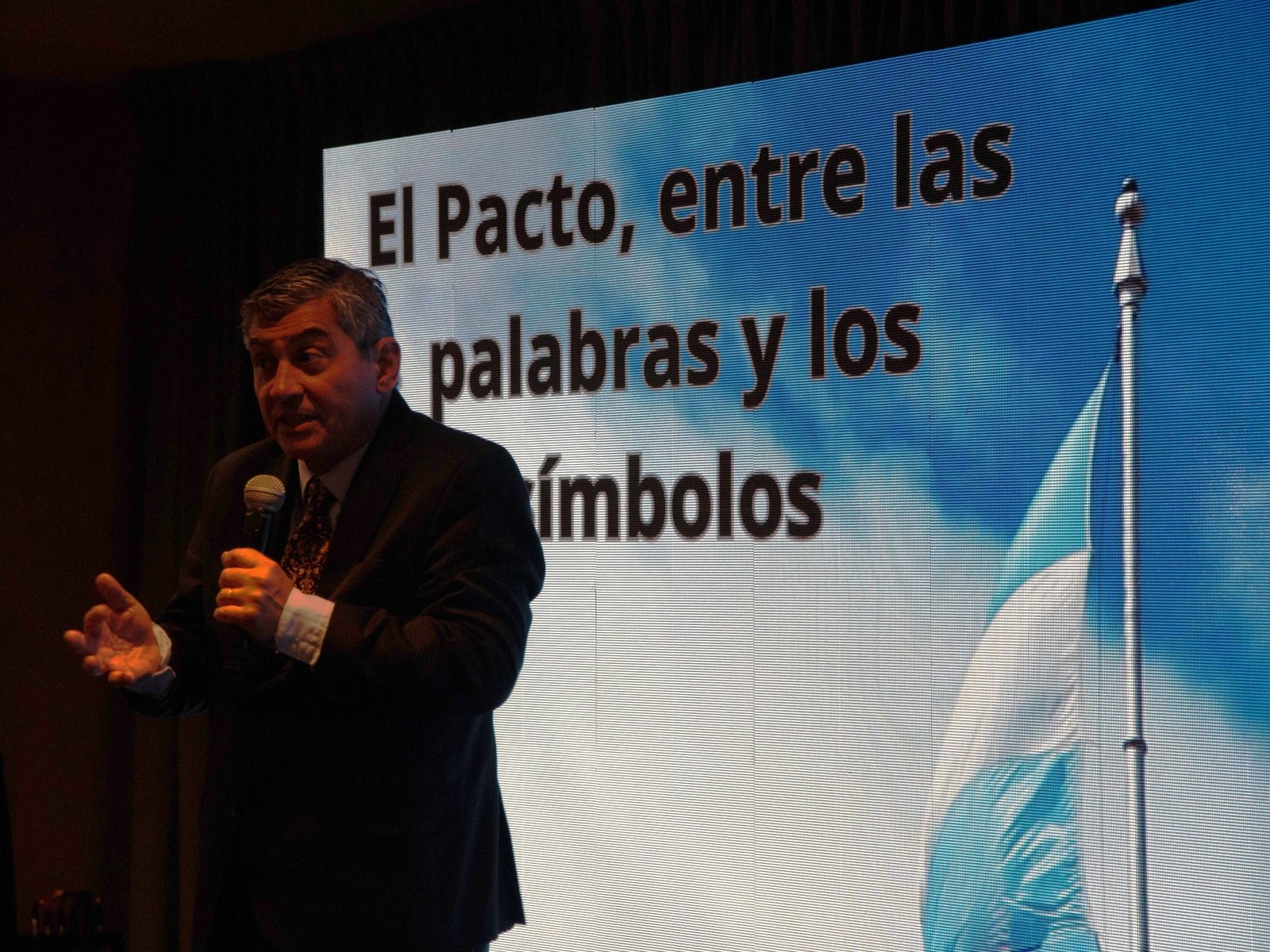Un homenaje conjunto a Tomás Eloy Martínez y Manuel Belgrano en la casa porteña de Tucumán