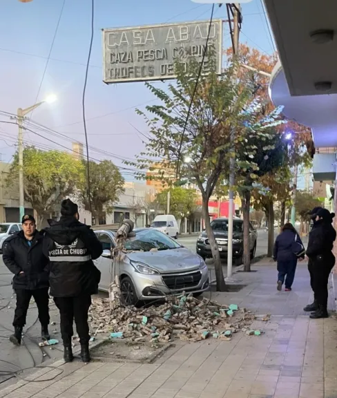 Un poste cayó sobre un auto mientras estacionaba y la conductora se salvó de milagro