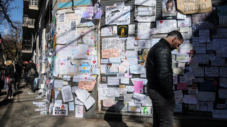 Una esquina que se convirtió en un altar popular al cielo abierto | Historias detrás de los carteles y ofrendas en el departamento de Cristina Kirchner