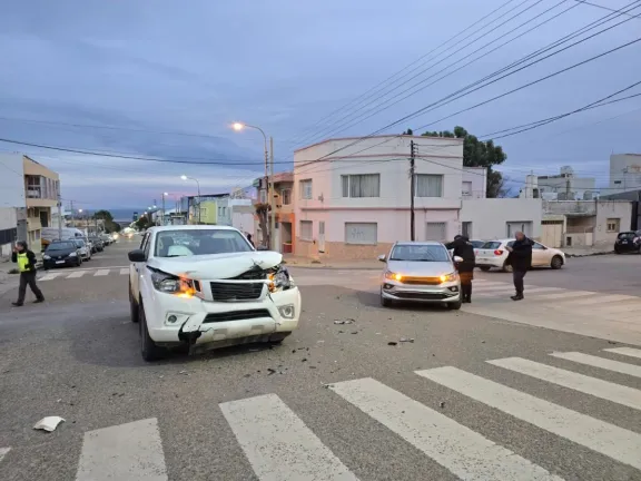 Una mujer fue hospitalizada tras haber sido impactada por una camioneta