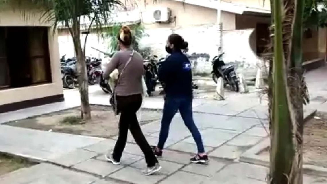 Una mujer se grabó golpeando a su bebé y usó los videos para amenazar a su expareja