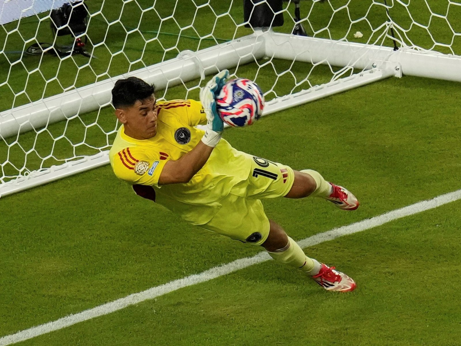 Ustari se vistió de héroe y, tras varias voladas clave, atajó un penal para salvar a Inter Miami ante Al Ahly