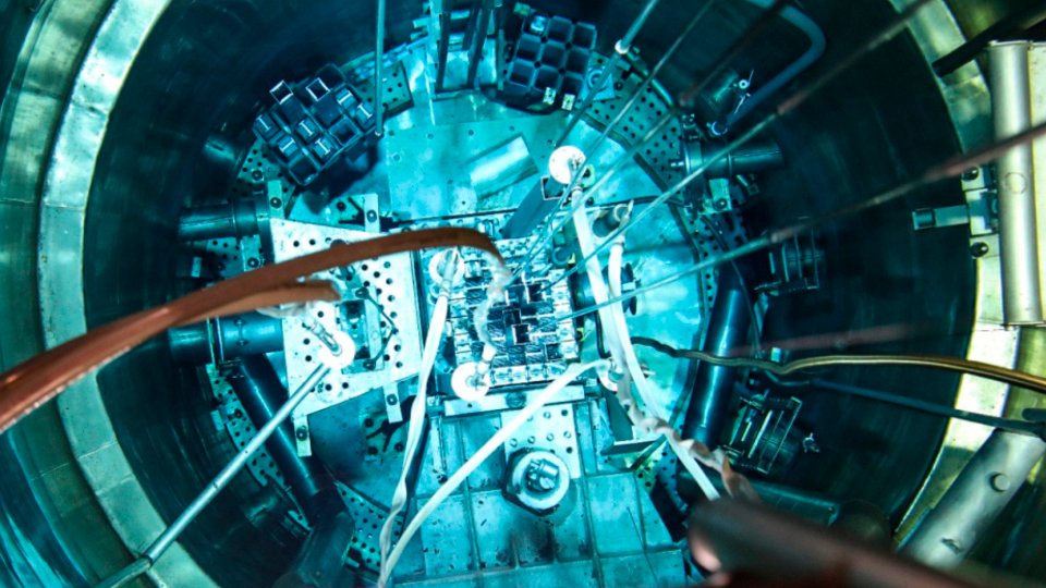Variaciones nucleares y el dolor país 
