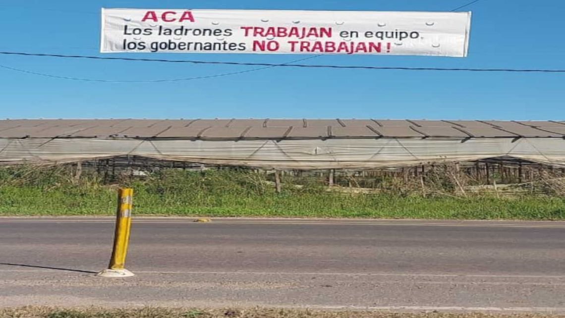 Vecinos de La Plata usaron pasacalles para quejarse por la inseguridad: “Sr. Chorro: pase tranquilo”