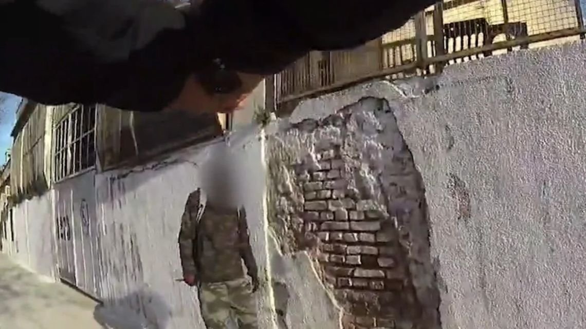 Video impactante: amenazaba con un cuchillo a los vecinos y la Policía lo detuvo con una Taser