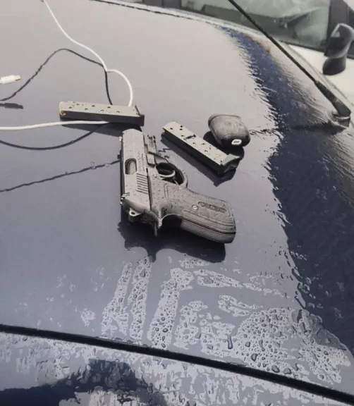 Violenta golpiza en Maxiconsumo: terminó con dos detenidos y un arma secuestrada