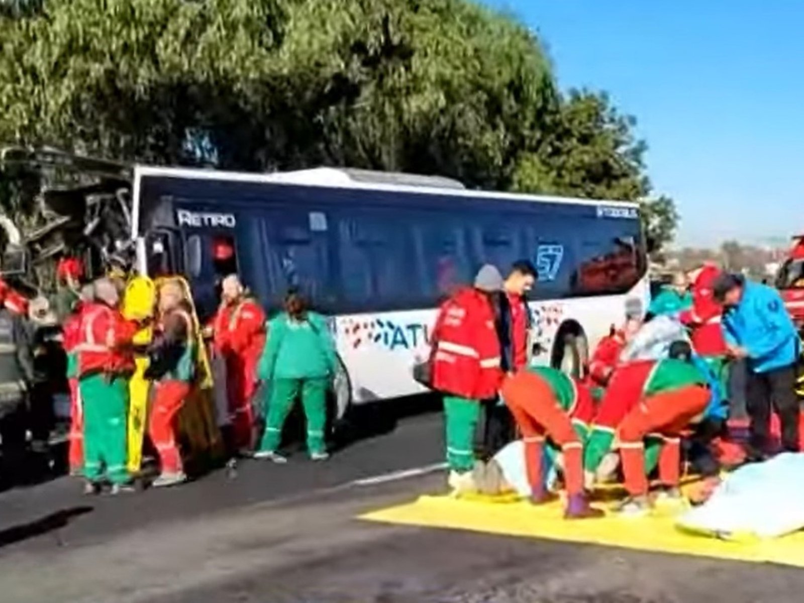 Violento choque entre un colectivo y un camión en la General Paz: hay trece heridos