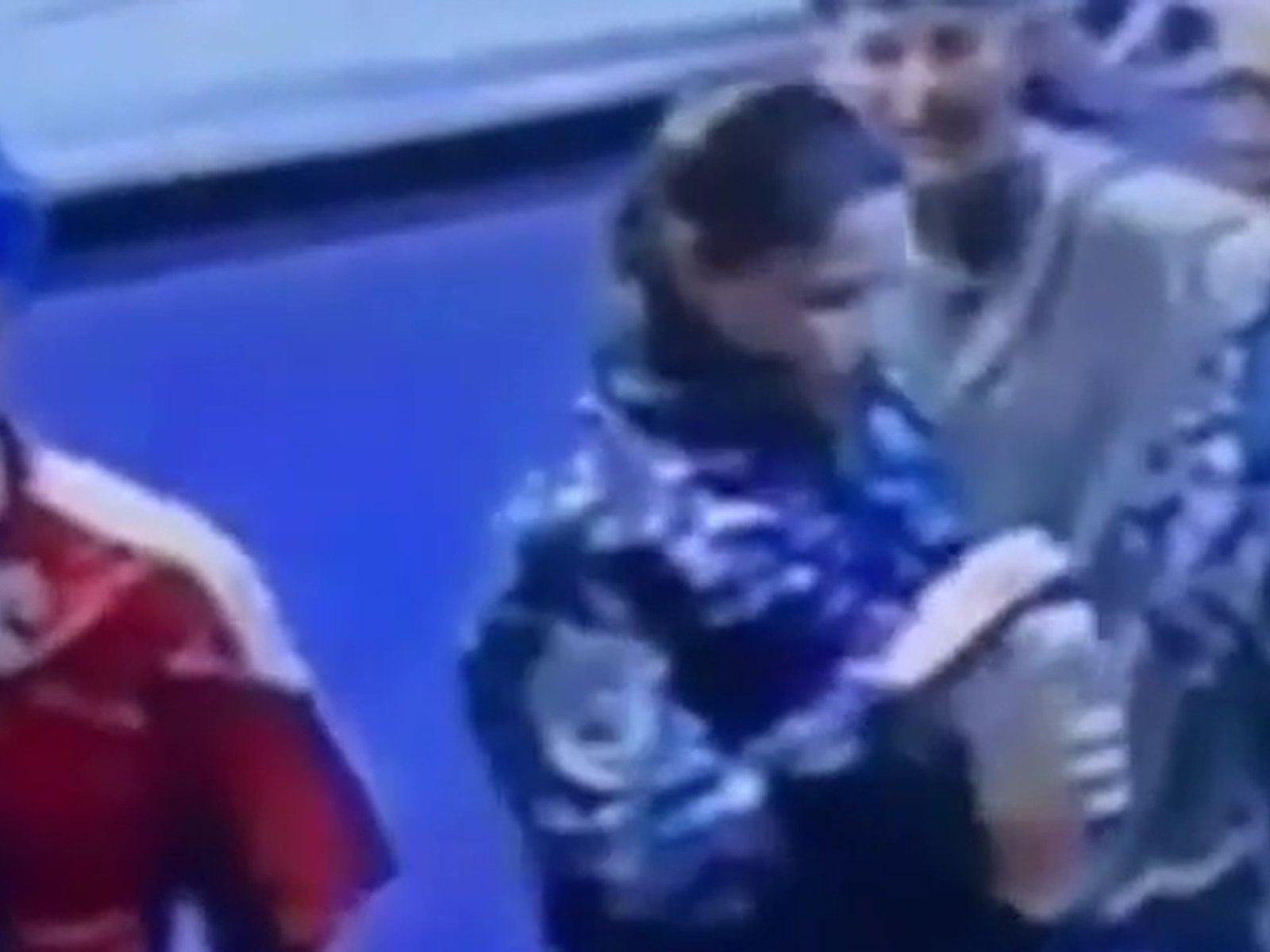 Viralizaron un video de dos policías tomando un trago en un boliche y los suspendieron: el local salió a defenderlos