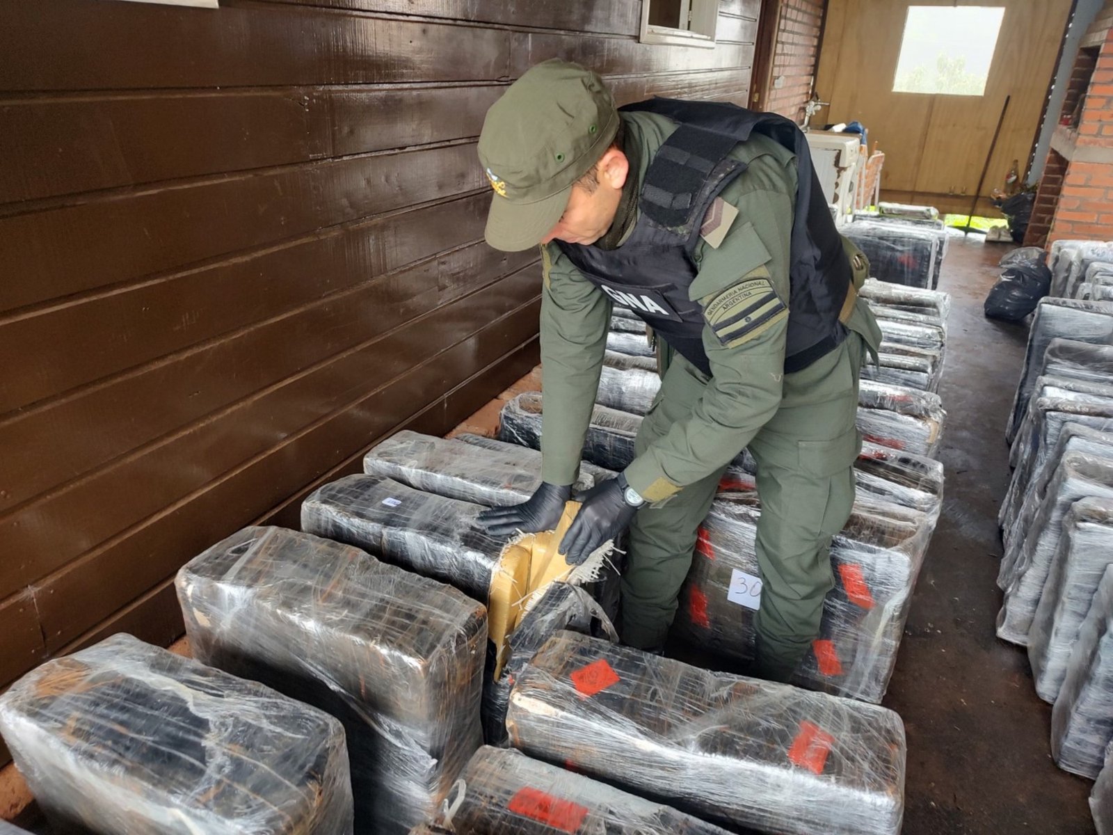 a uno de los fugitivos lo encontraron en una casa con tres toneladas de marihuana