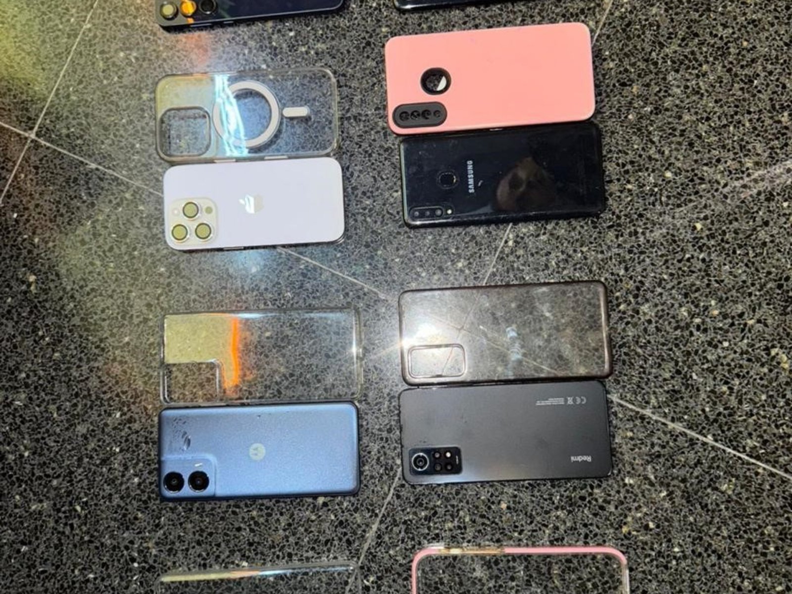 a uno le encontraron nueve teléfonos