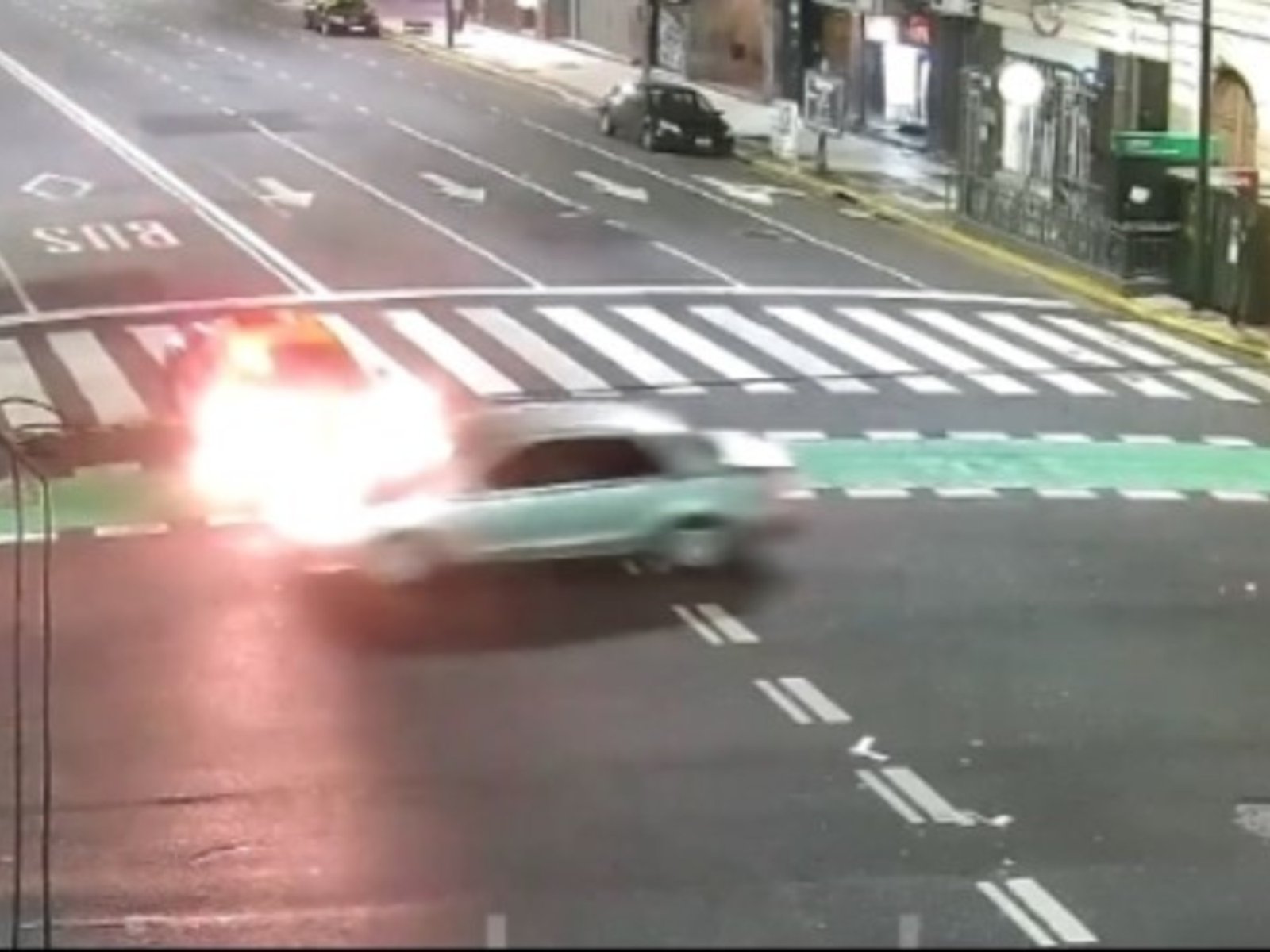chocó un taxi y terminó subido a una vereda de Recoleta