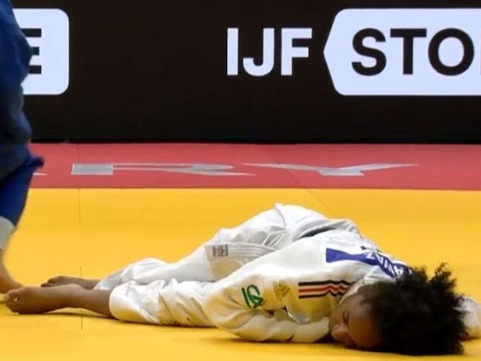 con una toma estranguló a una rival hasta dejarla inconsciente y la tuvieron que sacar en camilla